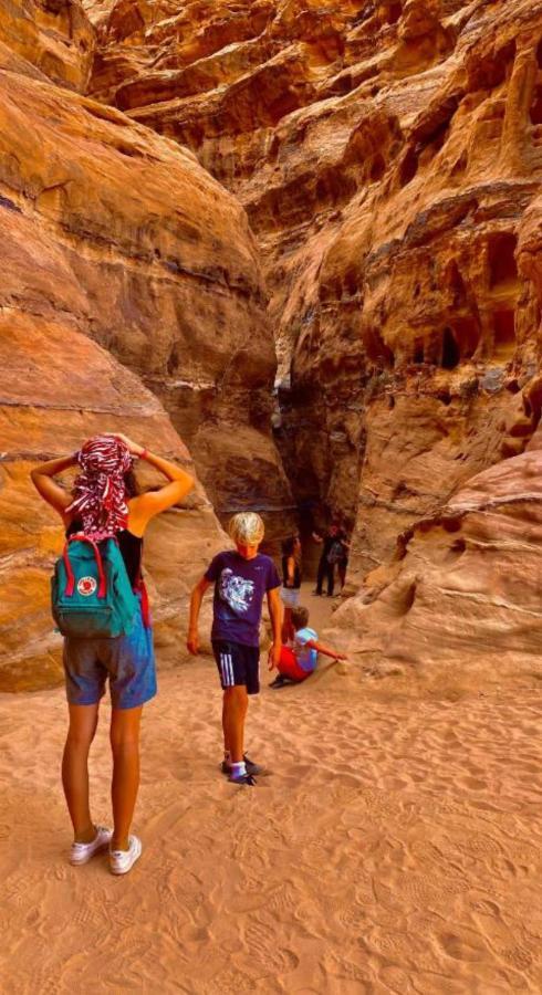 Flowers Rum Camp Wadi Rum Buitenkant foto